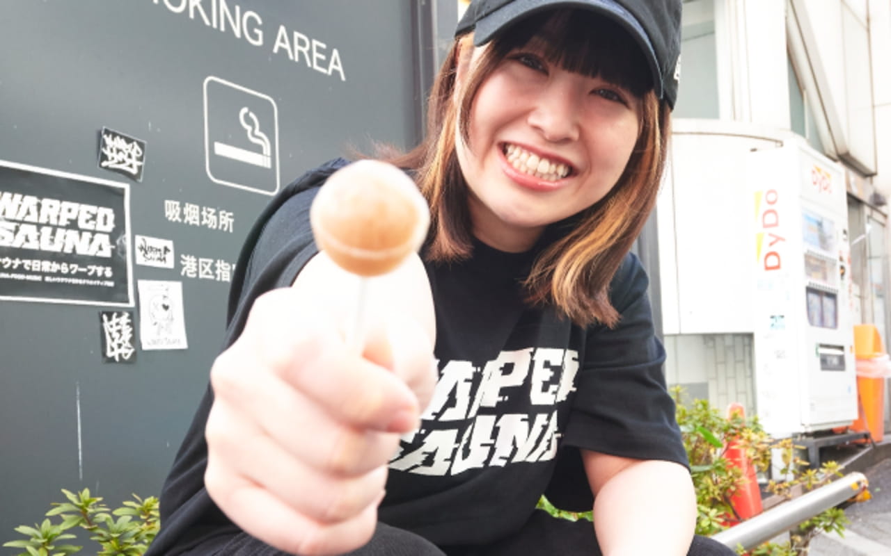 飴を渡す女性