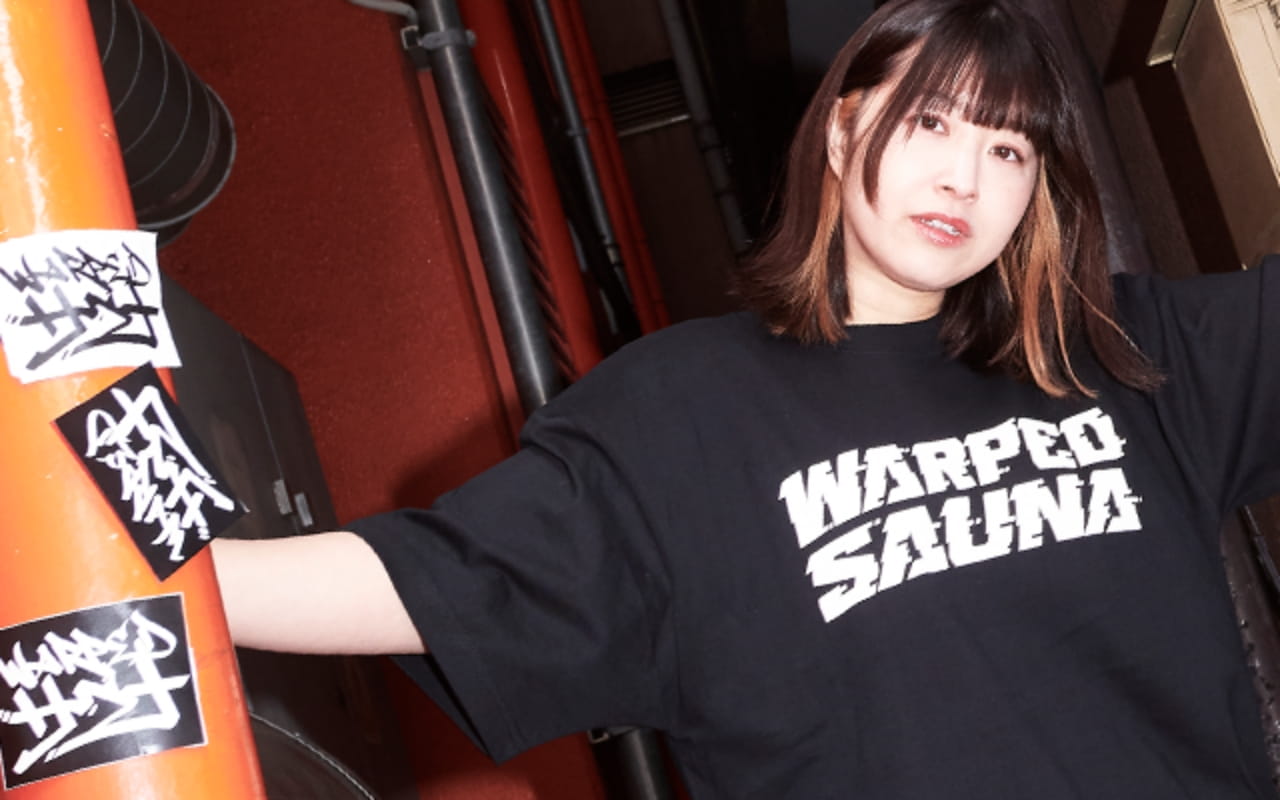 Tシャツを着る女性